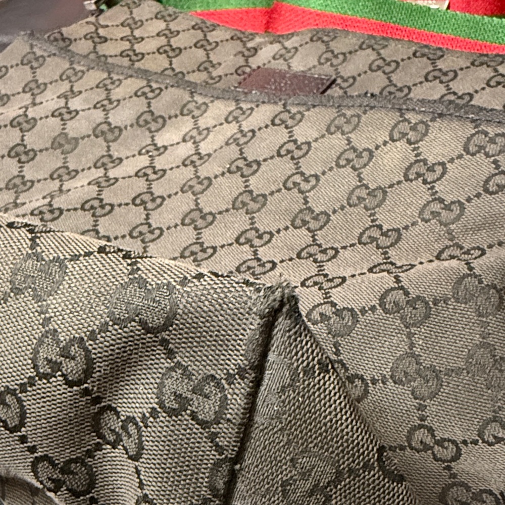 Gucci Sherry Line Black Messenger Bag with Iconic Green and Red Adjustable Strap - Picture 14 of 16